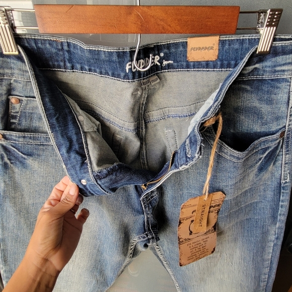 Brand New! Flypaper Mens  33 x 30 Flap Pockets Distressed Denim Light Wash Jeans - Picture 6 of 9